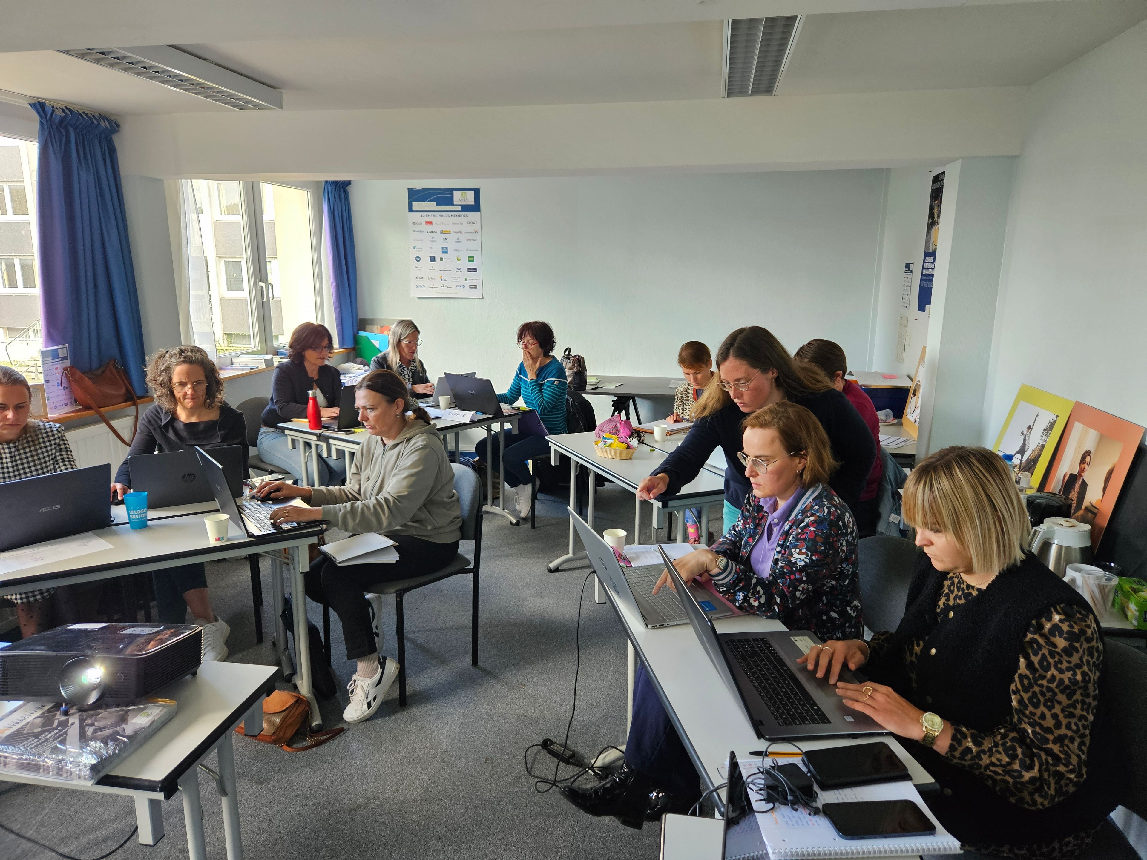 Photo de l'intervention de Karen en faveur du CREPI pour la pris en main de l'IA pour REBOND, l'initiative qui aide les femmes à reprendre le chemin de l'emploi